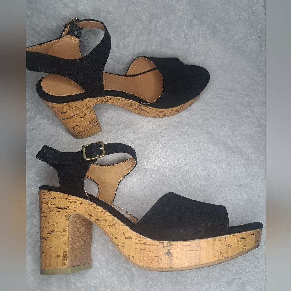 American Eagle Heeled Sandals Womens Size 10. Black & Cork with Block Heel.